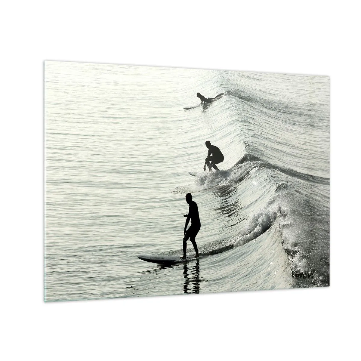 Obraz na skle - Traja surferi jazdiaci na vlnách ráno - 70x50cm - Vlne v ústrety - Moderná nástenná dekorácia do obývacej izby a spálne ARTTOR