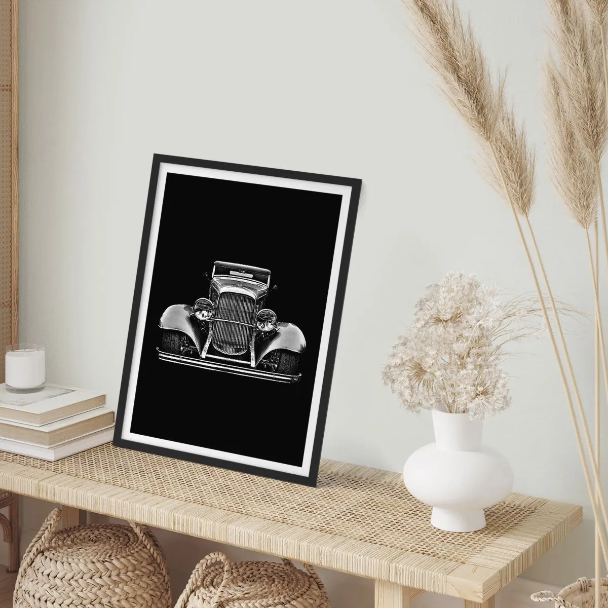 Plagát v čiernom ráme - Čiernobiela fotografia klasického auta na čiernom pozadí - 50x70cm - Naozajstný gentleman - Moderná nástenná dekorácia do obývacej izby a spálne ARTTOR