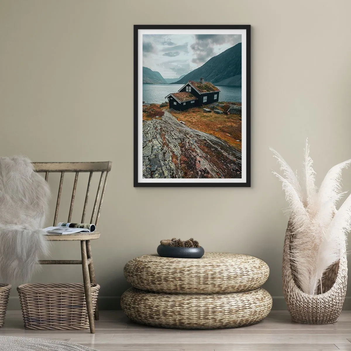 Plagát v čiernom ráme - Osamelá chata pri fjorde v drsnej škandinávskej krajine - 50x70cm - Domček pri fjorde - Moderná nástenná dekorácia do obývacej izby a spálne ARTTOR