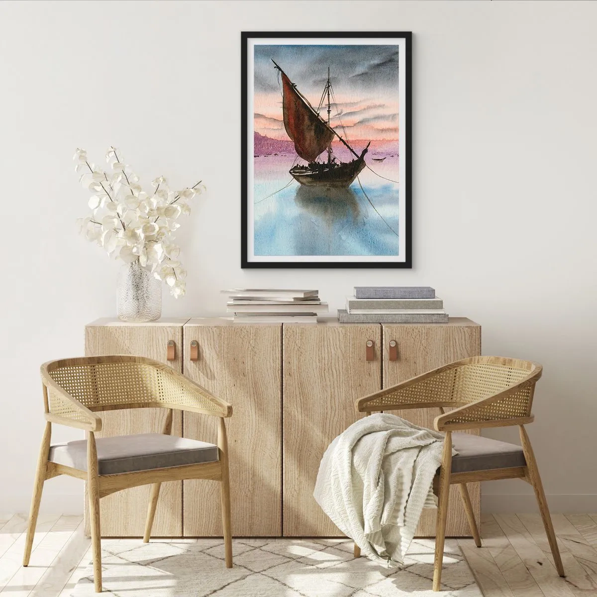Plagát v čiernom ráme - Plachetnica na pokojnej vode vo svetle západu slnka - 50x70cm - Večer v prístave - Moderná nástenná dekorácia do obývacej izby a spálne ARTTOR