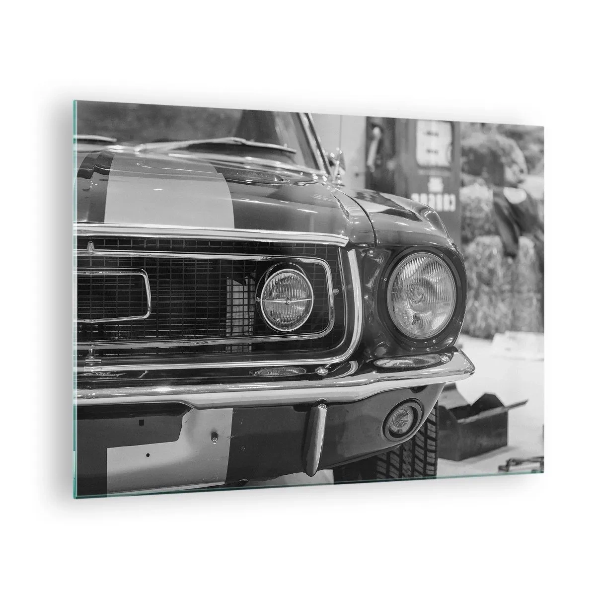 Obraz na skle - Detailný záber na prednú časť klasického pretekárskeho auta - 70x50cm - Divoká jazda - Moderná nástenná dekorácia do obývacej izby a spálne ARTTOR