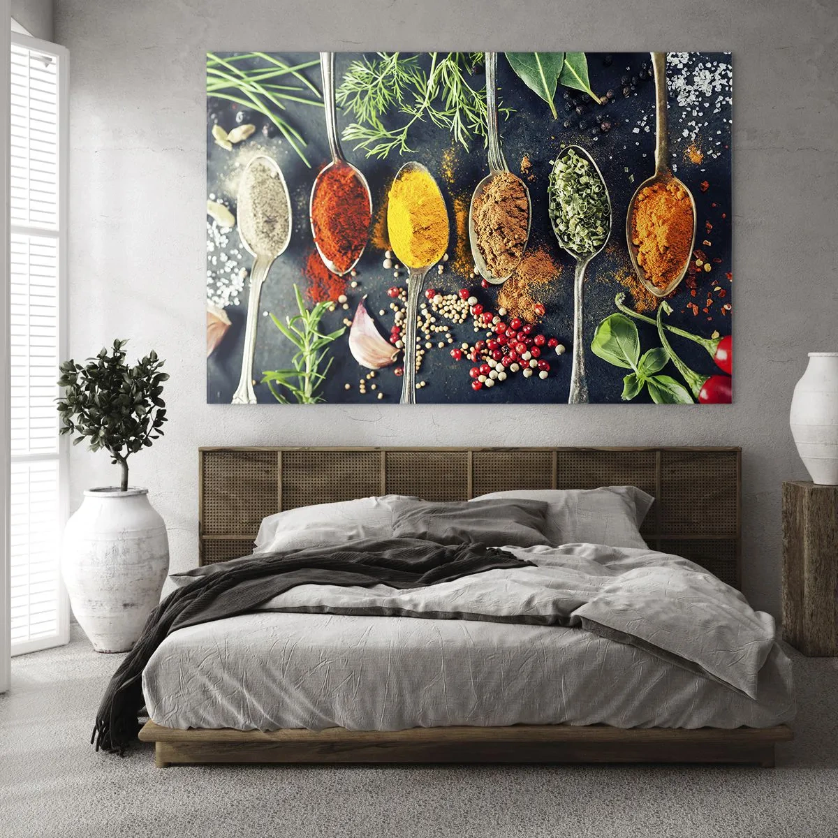 Obraz na skle - Farebné korenie v lyžičkách obklopené čerstvými bylinkami a zeleninou - 70x50cm - Kulinárska mágia - Moderná nástenná dekorácia do obývacej izby a spálne ARTTOR