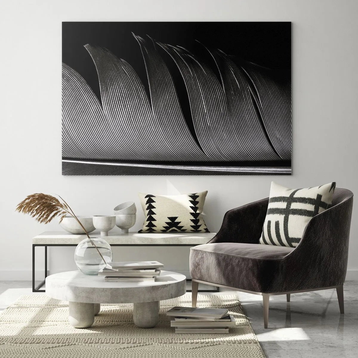 Obraz na skle - Čiernobiely detailný záber pierka zobrazený na pozadí kontrastného svetla. - 70x50cm - Perie – nádherná konštrukcia - Moderná nástenná dekorácia do obývacej izby a spálne ARTTOR