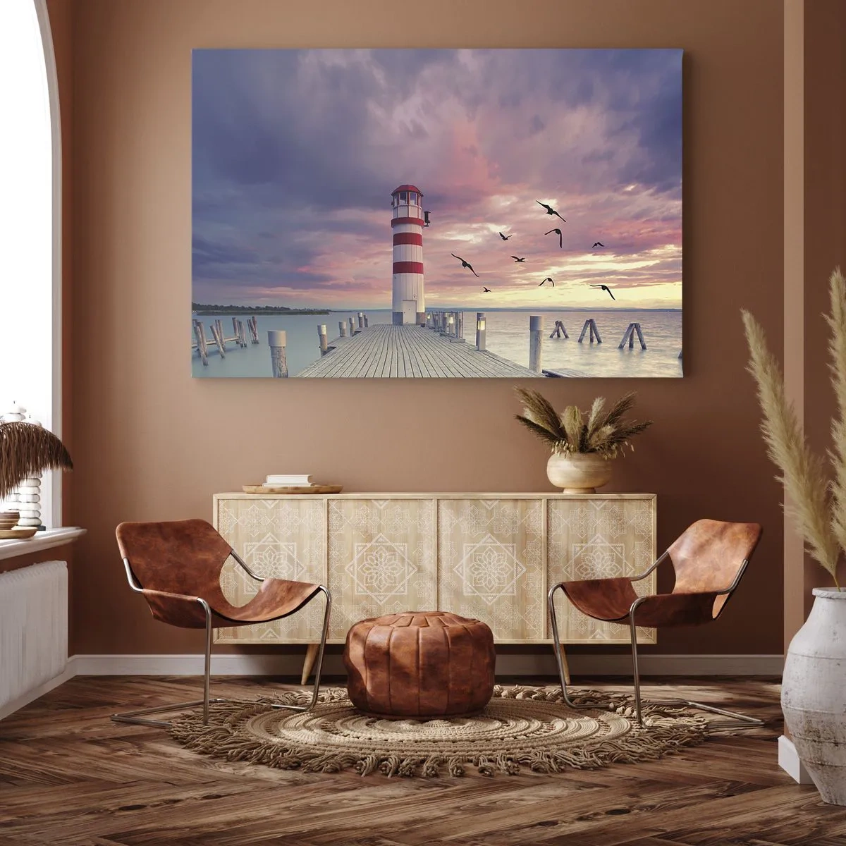 Obraz na plátne - Maják na móle obklopený malebným západom slnka - 70x50cm - Čas ísť do prístavu - Moderná nástenná dekorácia do obývacej izby a spálne ARTTOR