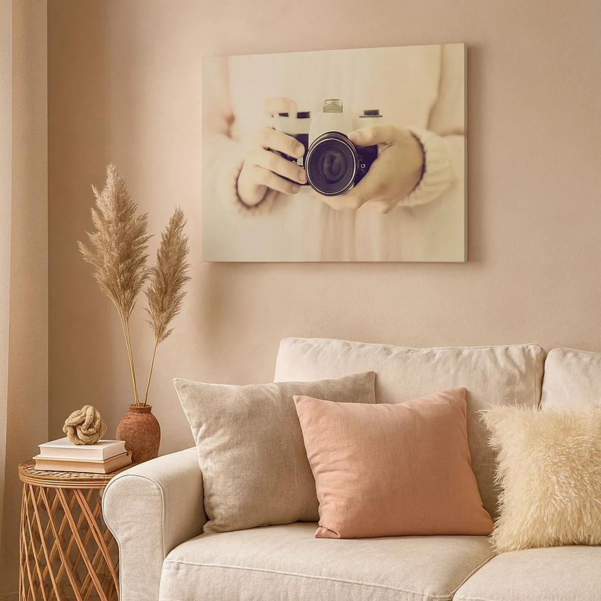Obraz na plátne - Retro fotoaparát držaný v rukách na svetlom pozadí - 70x50cm - Pre viac informácií… - Moderná nástenná dekorácia do obývacej izby a spálne ARTTOR