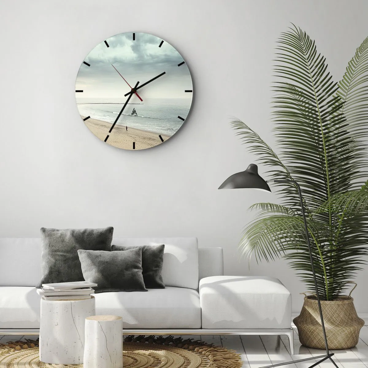 Nástenné hodiny - Osamelá postava kráča po pobreží pod zamračenou oblohou. - 30x30cm - Hľadám pokoj - Moderná nástenná dekorácia do obývacej izby, kuchyne a spálne ARTTOR