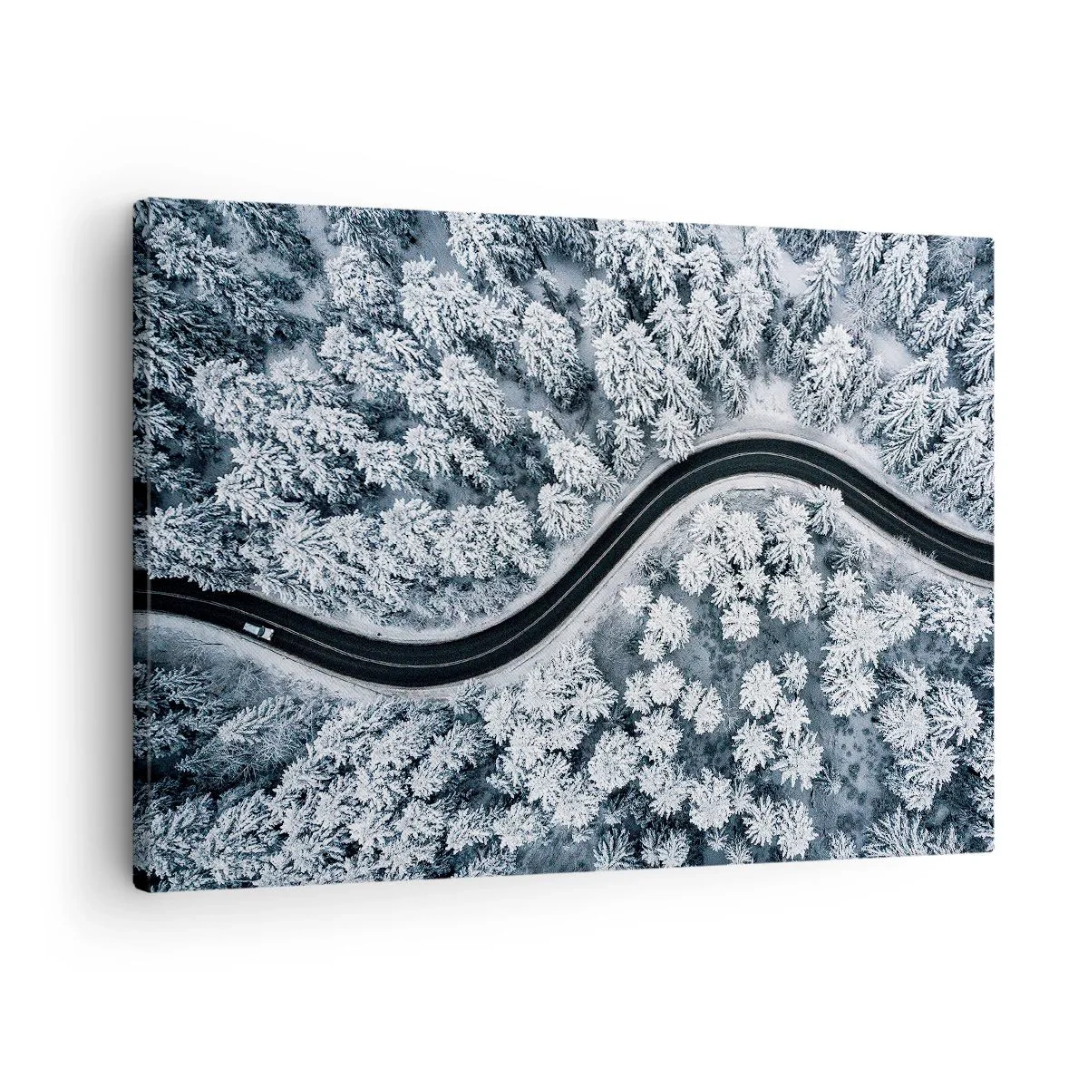 Obraz na plátne - Pohľad z vtáčej perspektívy na kľukatú cestu v zimnom lese - 70x50cm - Zimným lesom - Moderná nástenná dekorácia do obývacej izby a spálne ARTTOR