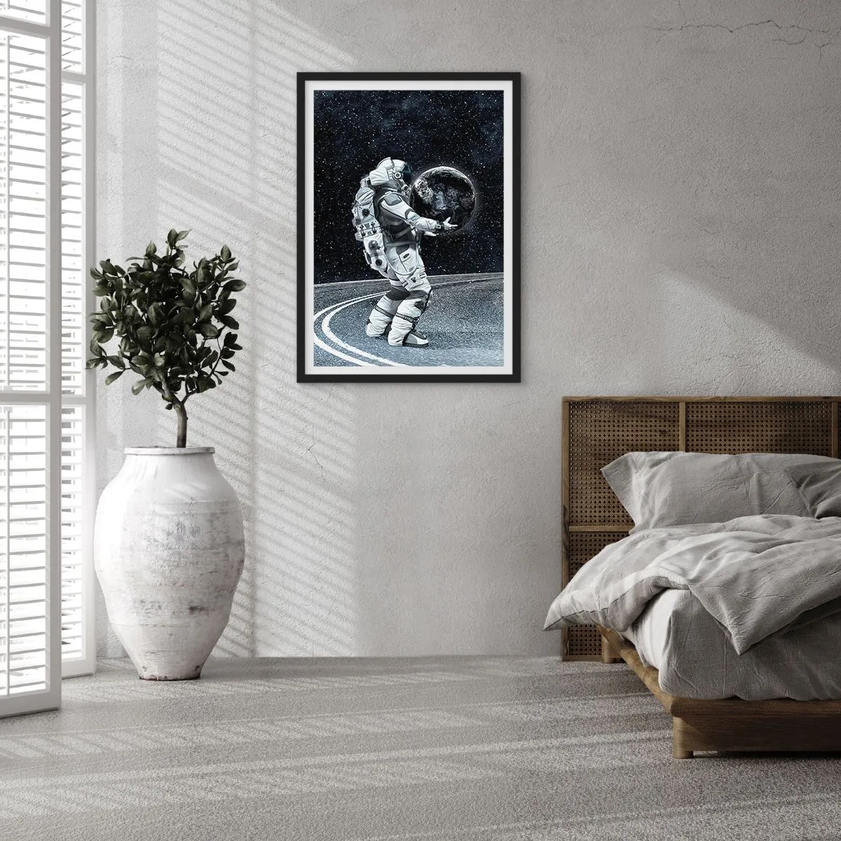 Plagát v čiernom ráme - Astronaut vo vesmíre drží guľu pripomínajúcu Zem. - 50x70cm - Na Mliečnej dráhe - Moderná nástenná dekorácia do obývacej izby a spálne ARTTOR