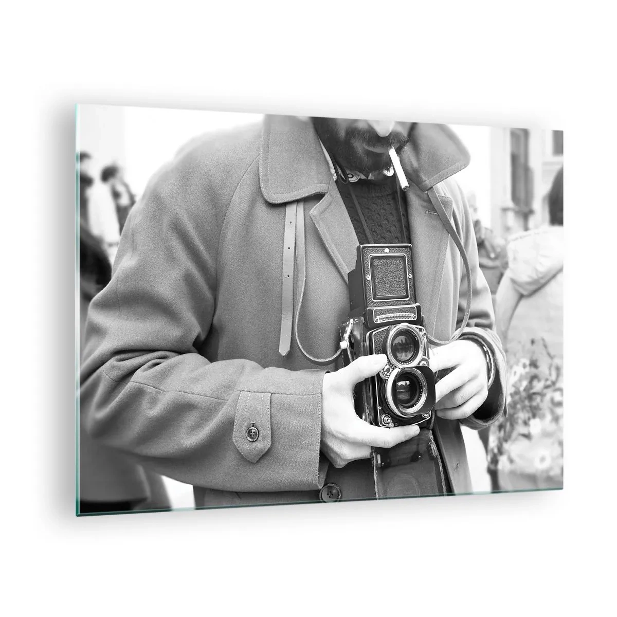 Obraz na skle - Čiernobiela fotografia muža s analógovým fotoaparátom - 70x50cm - V retro štýle - Moderná nástenná dekorácia do obývacej izby a spálne ARTTOR