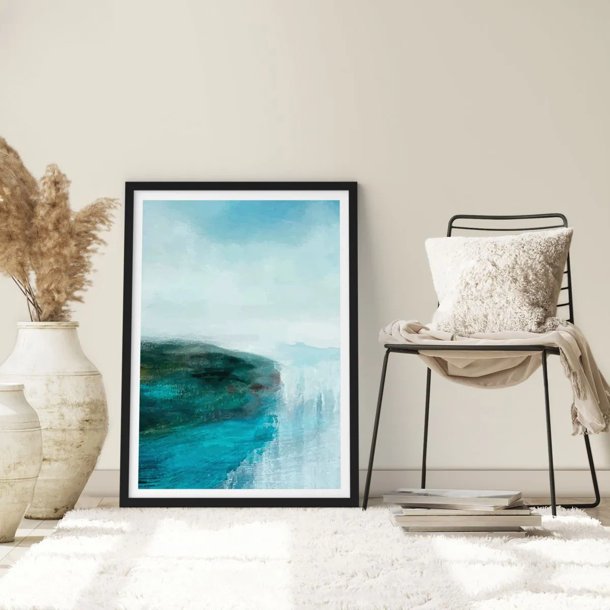 Plagát v čiernom ráme - Malebná krajina s útesom nad vodou v odtieňoch modrej. - 50x70cm - Námorná abstrakcia - Moderná nástenná dekorácia do obývacej izby a spálne ARTTOR