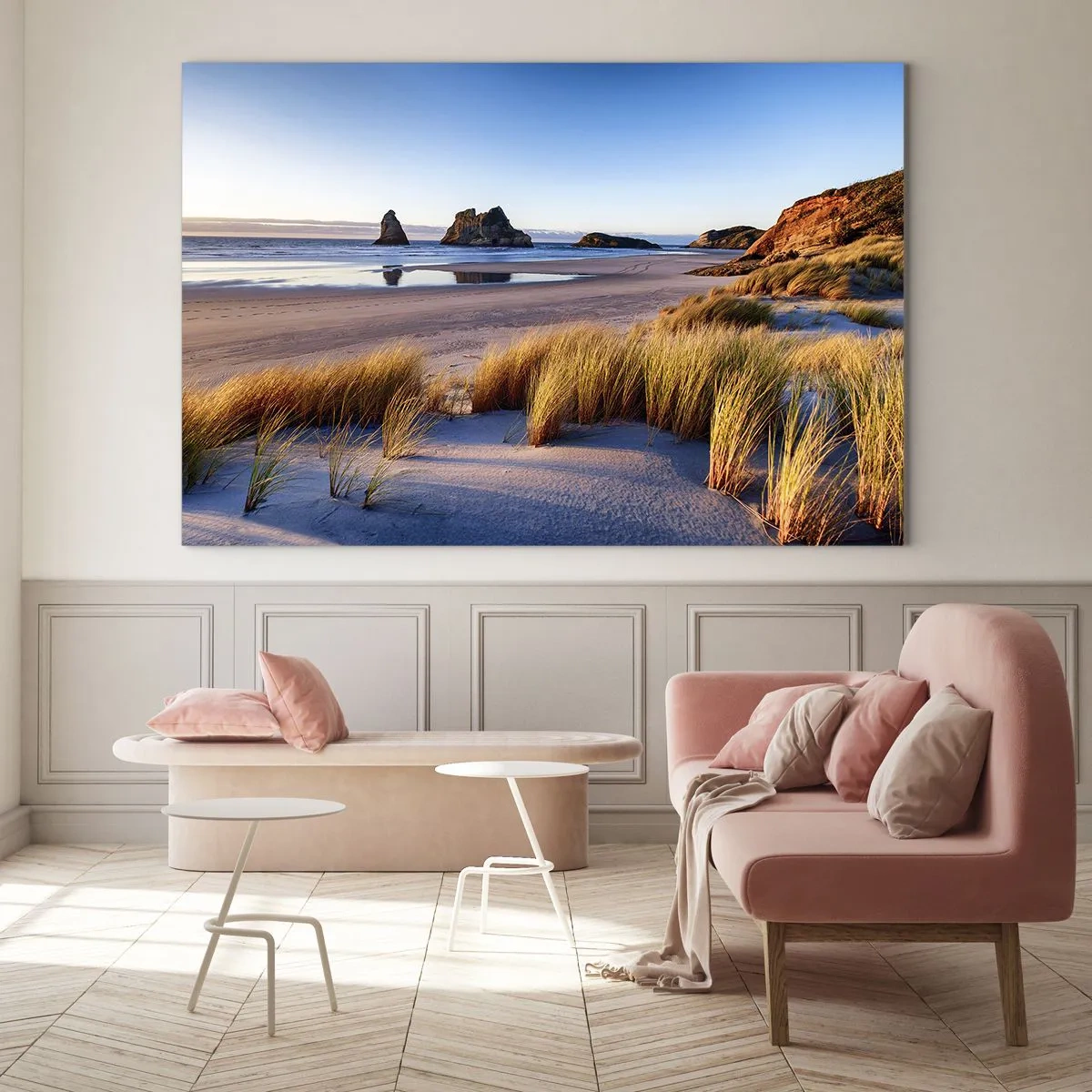 Obraz na skle - Pláž za úsvitu s trávou a skalami v pozadí a pokojným morom - 70x50cm - Pre hľadačov pokoja - Moderná nástenná dekorácia do obývacej izby a spálne ARTTOR