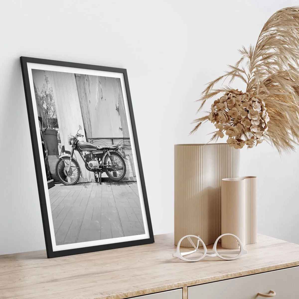 Plagát v čiernom ráme - Retro motocykel pri drevenej stene - 50x70cm - Klasika nadovšetko - Moderná nástenná dekorácia do obývacej izby a spálne ARTTOR