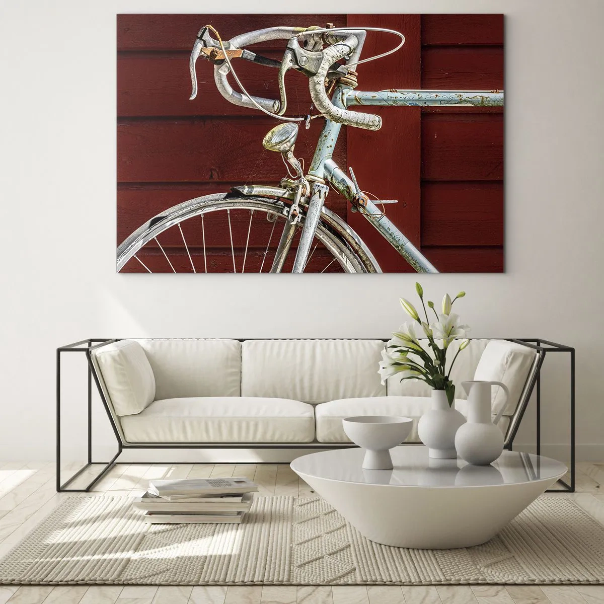 Obraz na skle - Starý cestný bicykel zo 70. rokov 20. storočia oproti červenej drevenej stene - 70x50cm - Stvorený pre víťazstvo - Moderná nástenná dekorácia do obývacej izby a spálne ARTTOR