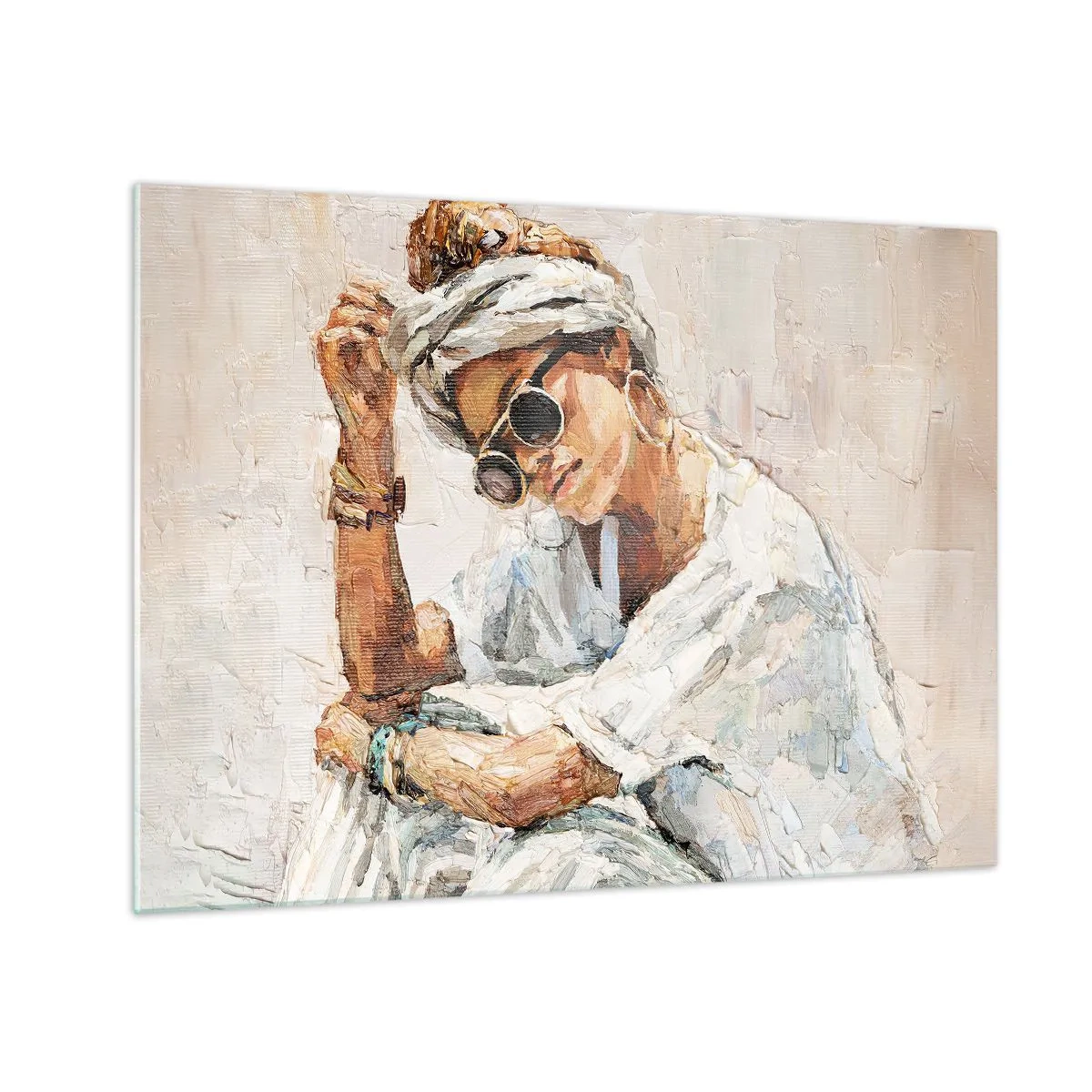 Obraz na skle - Portrét ženy s okuliarmi a turbanom maľovaný špachtľou - 70x50cm - Portrét v plnom slnku - Moderná nástenná dekorácia do obývacej izby a spálne ARTTOR