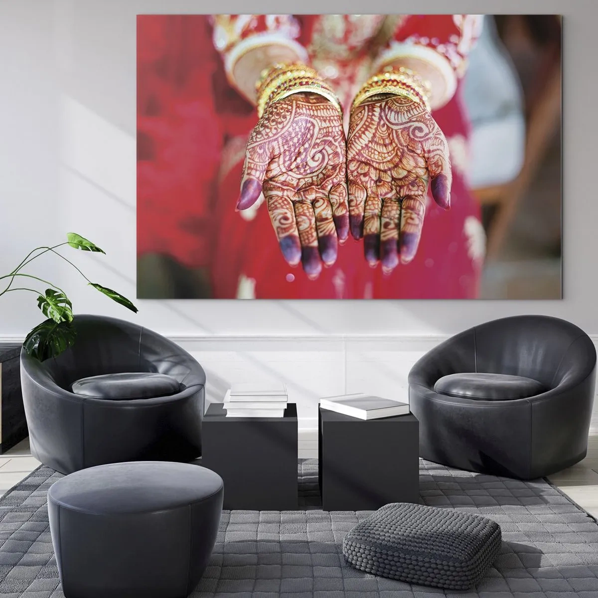 Obraz na skle - Hennou potiahnuté ruky v tradičnom odeve na červenom pozadí - 70x50cm - Pripravená chytiť šťastie - Moderná nástenná dekorácia do obývacej izby a spálne ARTTOR