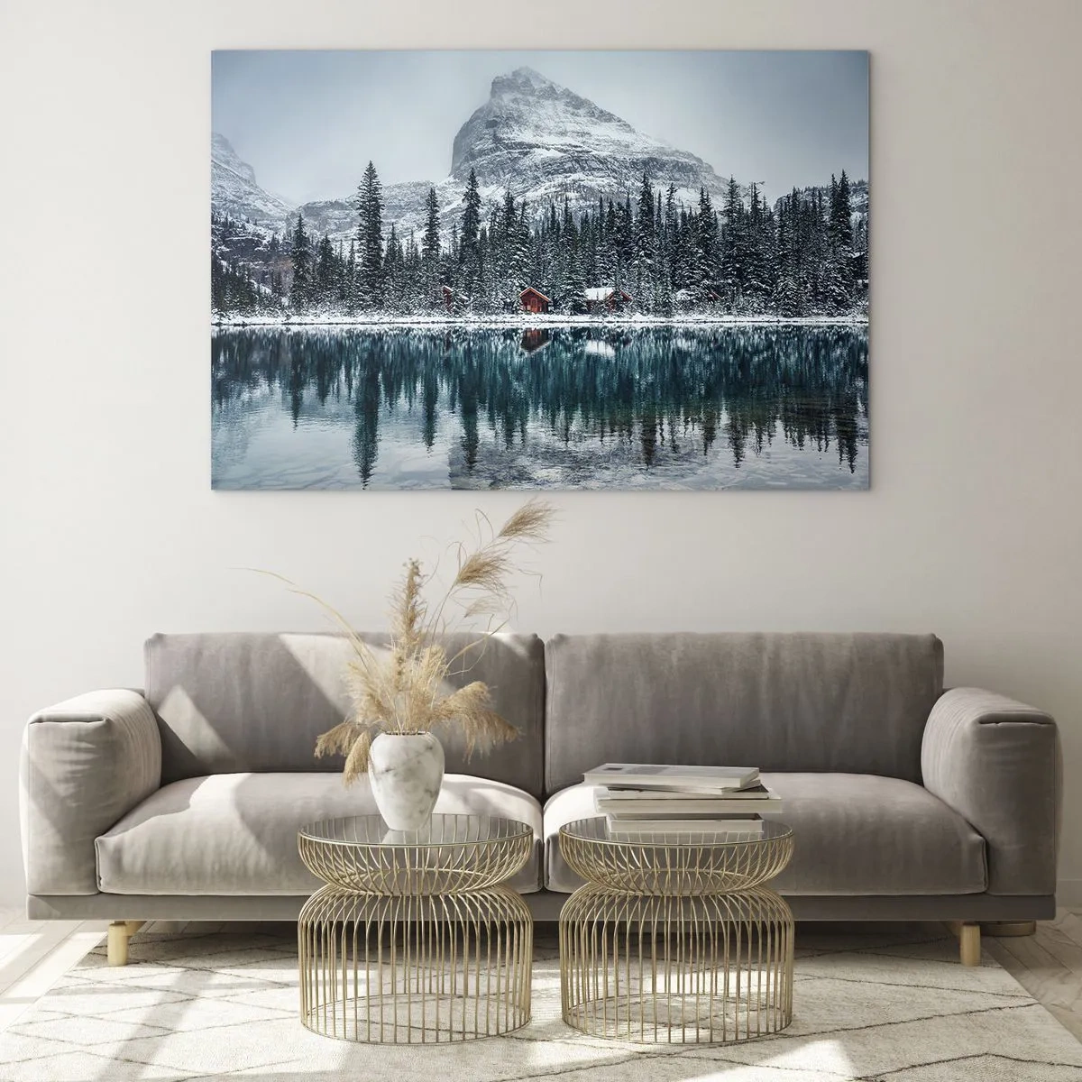 Obraz na skle - Zimná krajina s horami, lesom a chatkami pri jazere - 70x50cm - Kanadské útočisko - Moderná nástenná dekorácia do obývacej izby a spálne ARTTOR