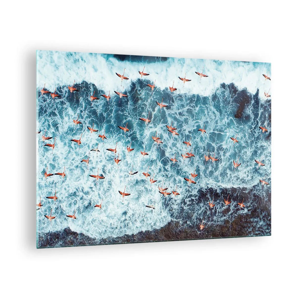 Obraz na skle - Ružové plameniaky nad rozbúrenými vlnami oceánu - 70x50cm - Prímorský sprievod - Moderná nástenná dekorácia do obývacej izby a spálne ARTTOR