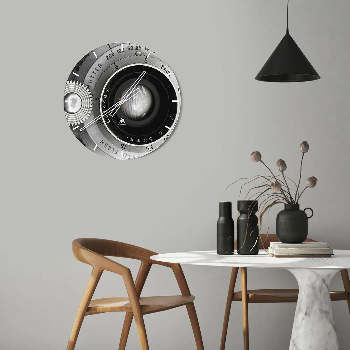 Nástenné hodiny - Detailný záber objektívu fotoaparátu v čiernobielej farbe - 30x30cm - Príbeh o Hollywoode - Moderná nástenná dekorácia do obývacej izby, kuchyne a spálne ARTTOR