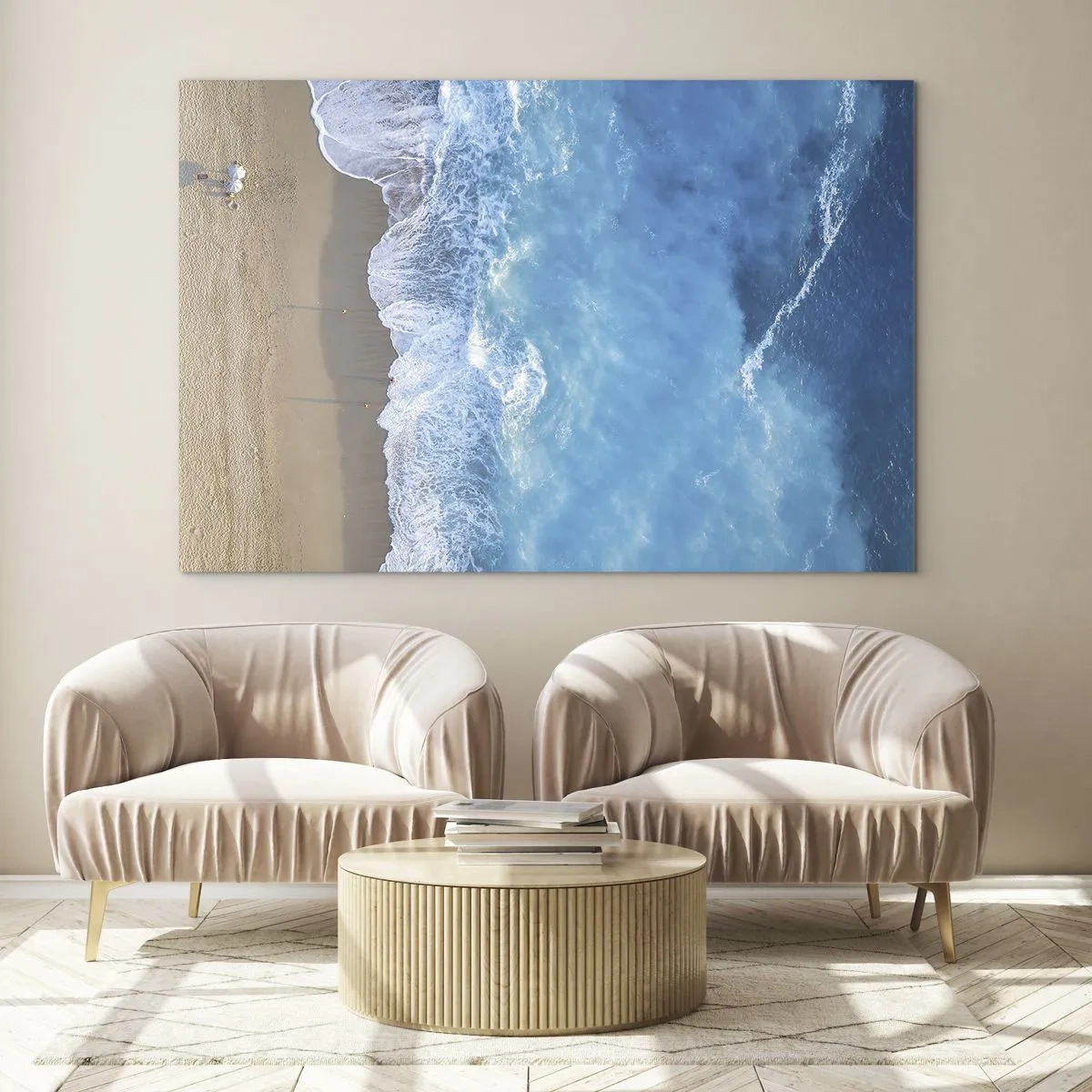 Obraz na skle - Letecký pohľad na pláž a rozbíjajúce sa vlny - 70x50cm - Sila modrej - Moderná nástenná dekorácia do obývacej izby a spálne ARTTOR