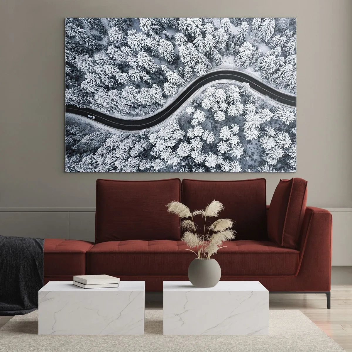 Obraz na skle - Kľukatá cesta cez zimný les videná z dronu - 70x50cm - Zimným lesom - Moderná nástenná dekorácia do obývacej izby a spálne ARTTOR