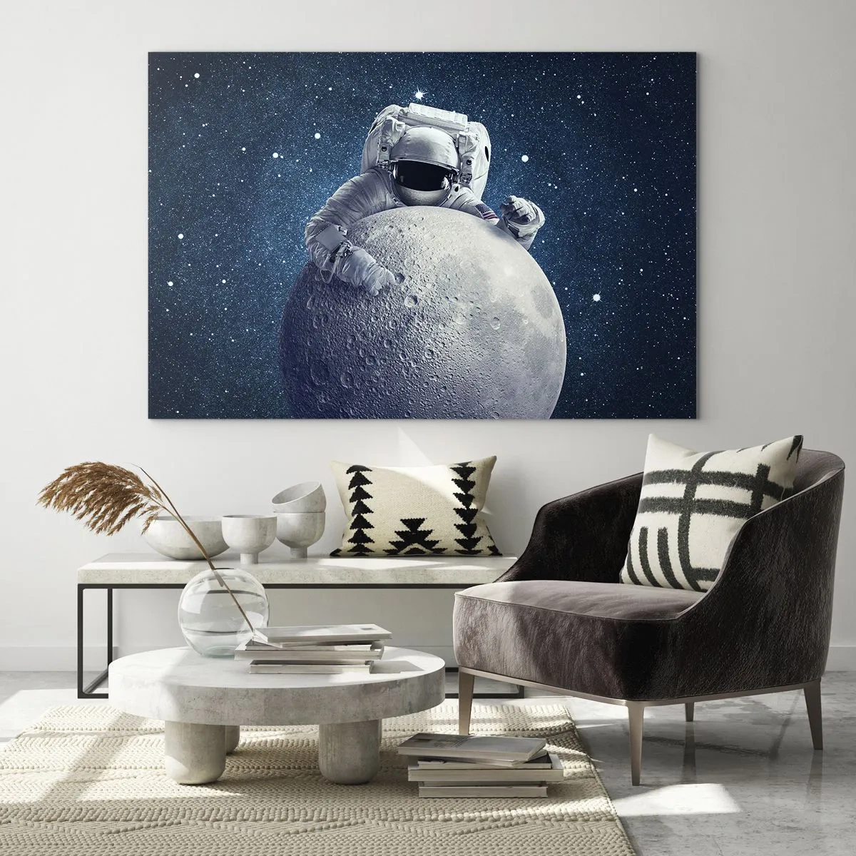 Obraz na skle - Astronaut objíma mesiac na pozadí hviezdnej oblohy - 70x50cm - Vesmírny vtipkár - Moderná nástenná dekorácia do obývacej izby a spálne ARTTOR
