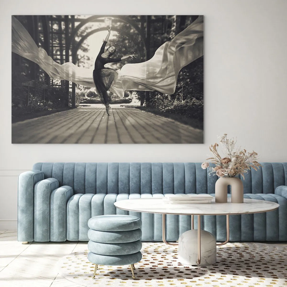 Obraz na skle - Tanečník v pohybe na pozadí záhrady v čiernobielej farbe. - 70x50cm - Tanec ducha záhrady - Moderná nástenná dekorácia do obývacej izby a spálne ARTTOR