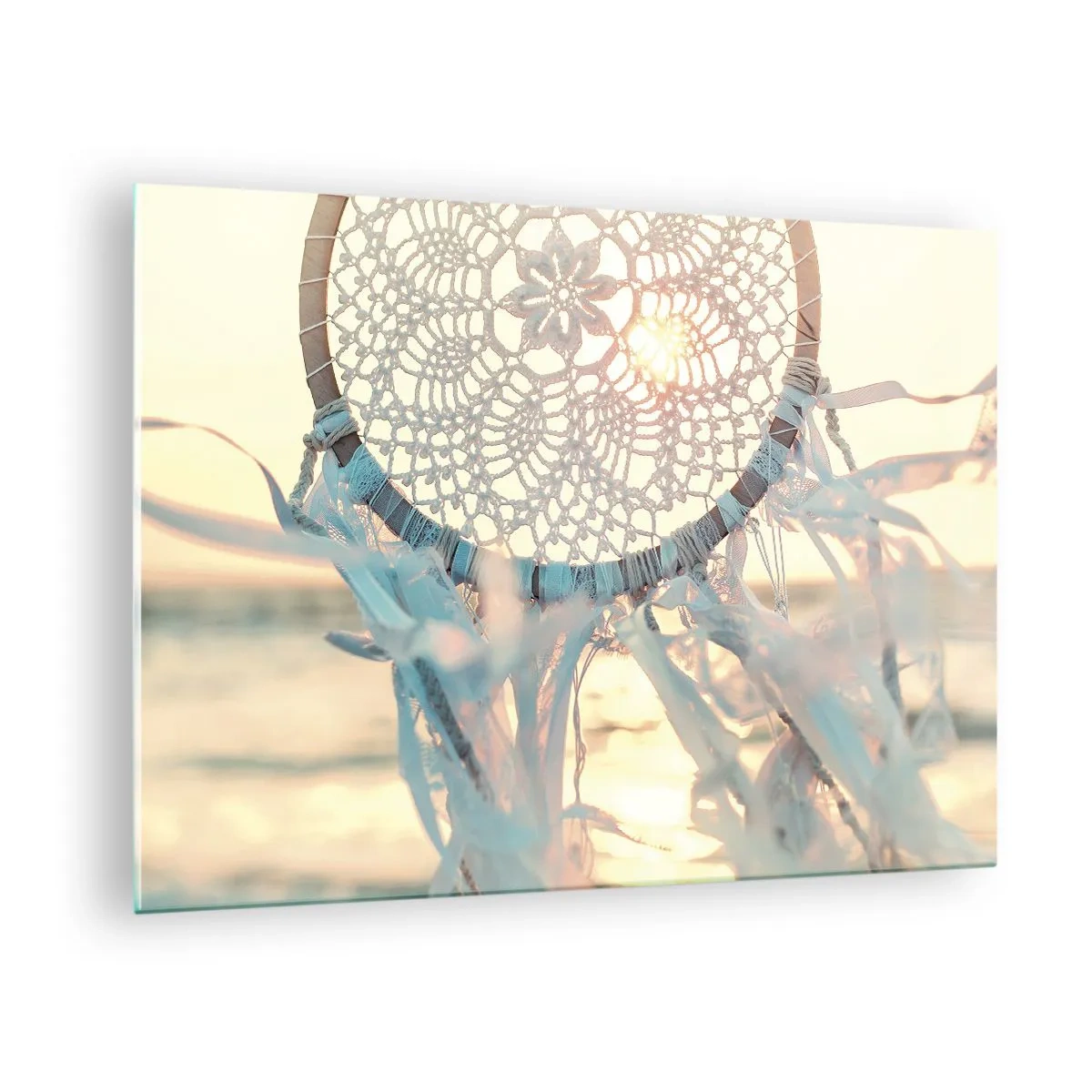 Obraz na skle - Čipkovaný totem s jemnými strapcami na pozadí zapadajúceho slnka nad morom. - 70x50cm - Čipkový totem - Moderná nástenná dekorácia do obývacej izby a spálne ARTTOR