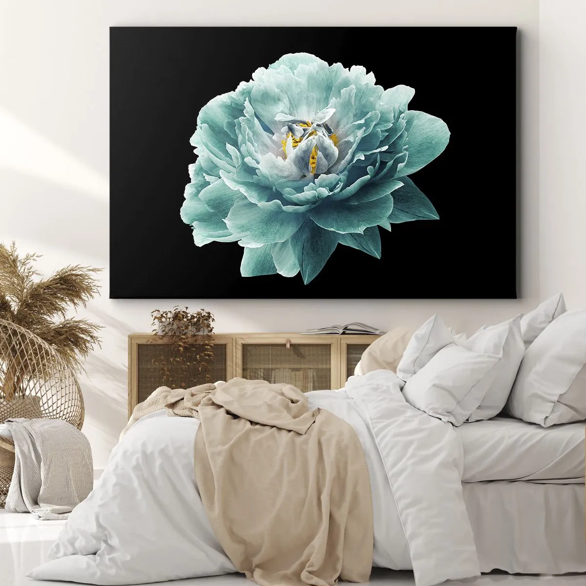 Obraz na plátne - Tyrkysový kvet pivonky na čiernom pozadí - 70x50cm - Modré a zlaté okvetné lístky - Moderná nástenná dekorácia do obývacej izby a spálne ARTTOR