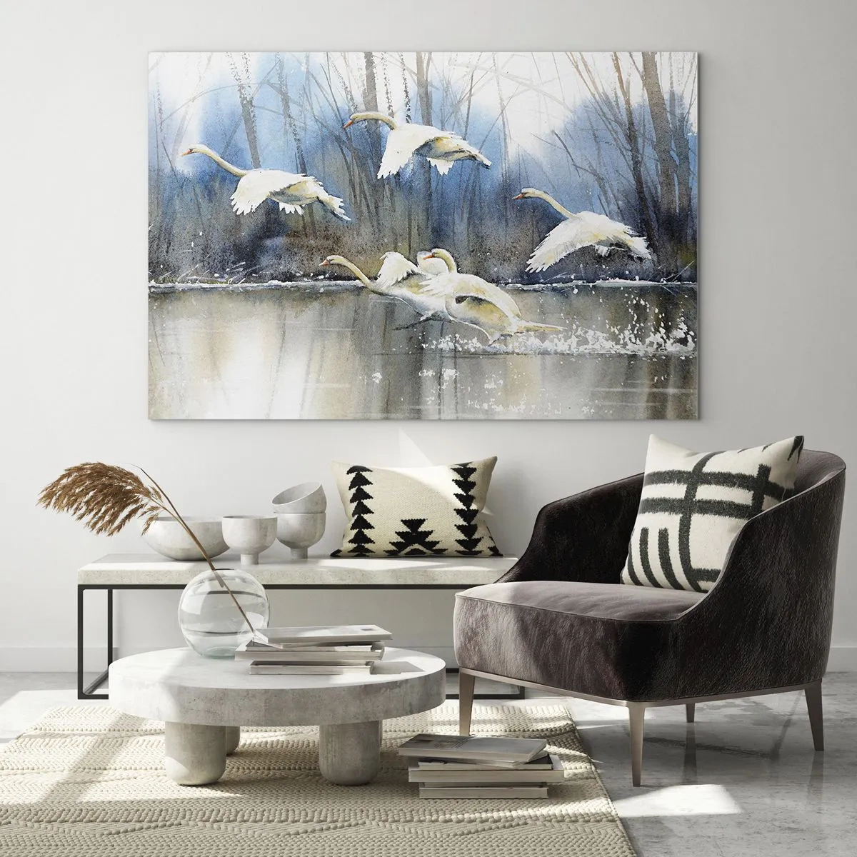 Obraz na skle - Divoké labute lietajúce nad pokojným lesným jazerom - 70x50cm - Ako v poviedke o divokých labutiach - Moderná nástenná dekorácia do obývacej izby a spálne ARTTOR
