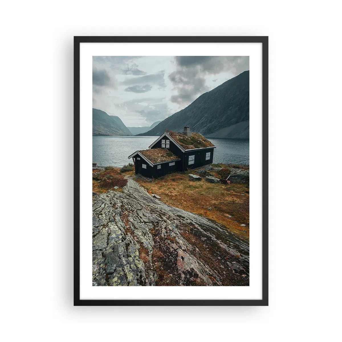Plagát v čiernom ráme - Osamelá chata pri fjorde v drsnej škandinávskej krajine - 50x70cm - Domček pri fjorde - Moderná nástenná dekorácia do obývacej izby a spálne ARTTOR