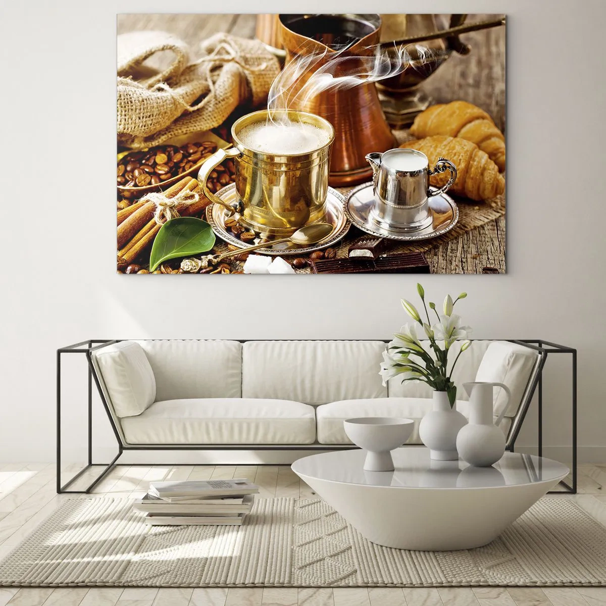 Obraz na skle - Zlatý hrnček kávy s mliekom obklopený zrnami a croissantmi - 70x50cm - Pekný deň prajem! - Moderná nástenná dekorácia do obývacej izby a spálne ARTTOR