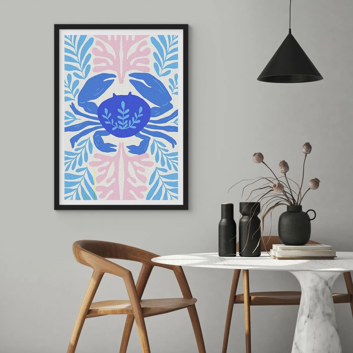 Plagát v čiernom ráme - Dekoratívny modrý krab obklopený morskými rastlinami. - 50x70cm - Ako morský kvet - Moderná nástenná dekorácia do obývacej izby a spálne ARTTOR