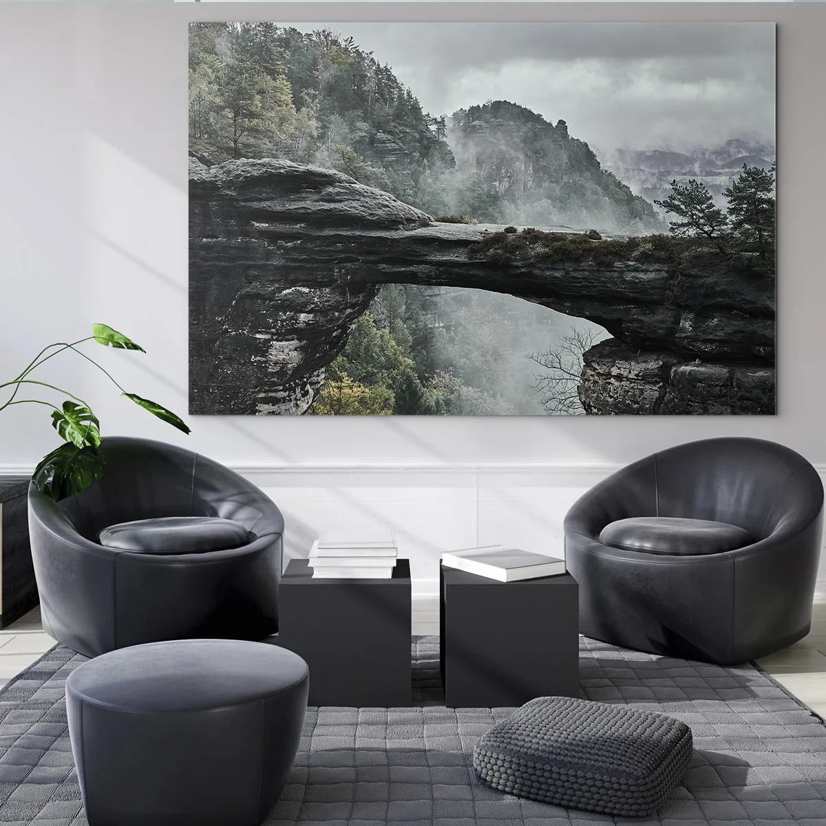 Obraz na skle - Kamenný most medzi hmlistými horami a lesnou krajinou - 70x50cm - Dobrodružstvo práve začína - Moderná nástenná dekorácia do obývacej izby a spálne ARTTOR