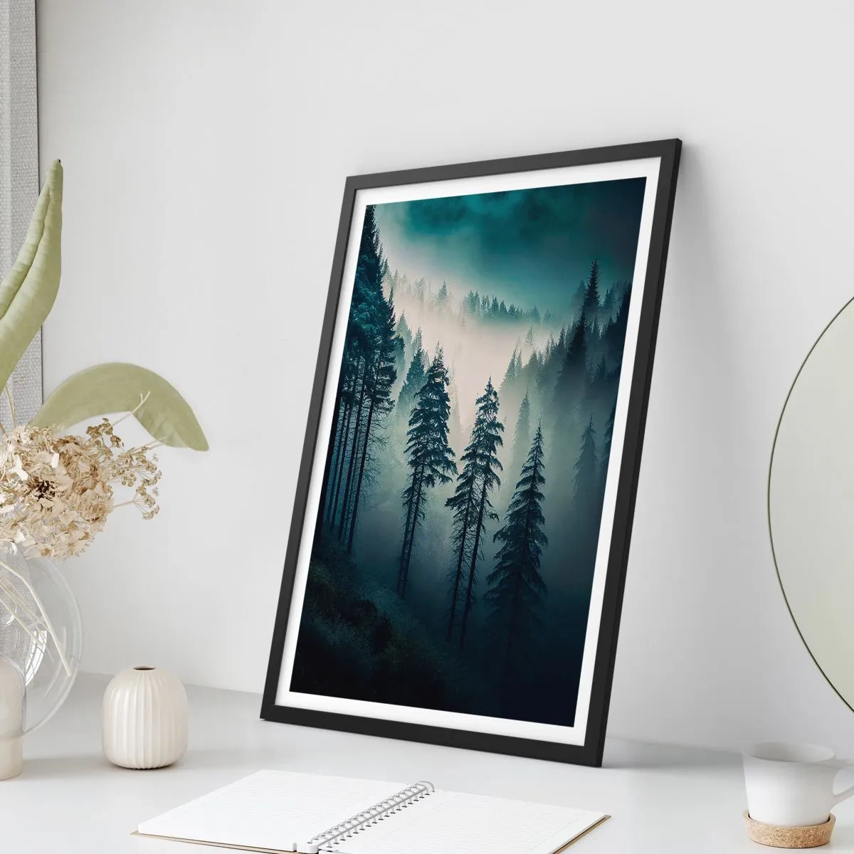 Plagát v čiernom ráme - Tmavý les zahalený v hmle - 50x70cm - Horské ráno - Moderná nástenná dekorácia do obývacej izby a spálne ARTTOR