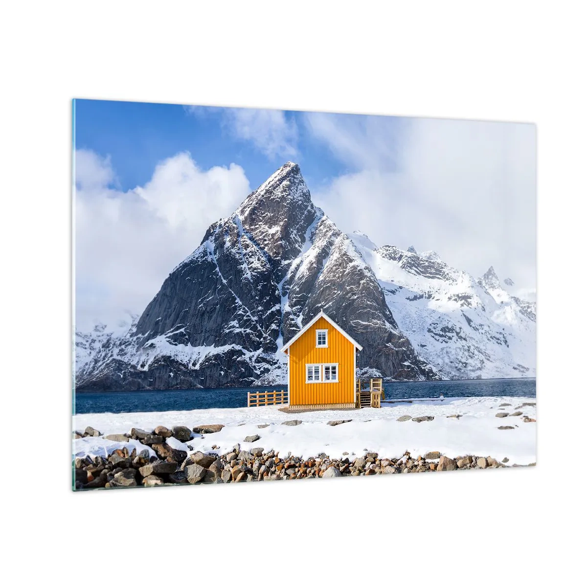 Obraz na skle - Žltá chata na fjorde so zasneženými horami v pozadí - 70x50cm - Škandinávska dovolenka - Moderná nástenná dekorácia do obývacej izby a spálne ARTTOR