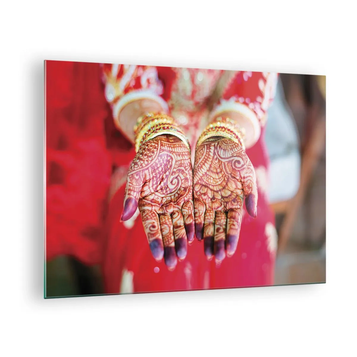 Obraz na skle - Hennou potiahnuté ruky v tradičnom odeve na červenom pozadí - 70x50cm - Pripravená chytiť šťastie - Moderná nástenná dekorácia do obývacej izby a spálne ARTTOR