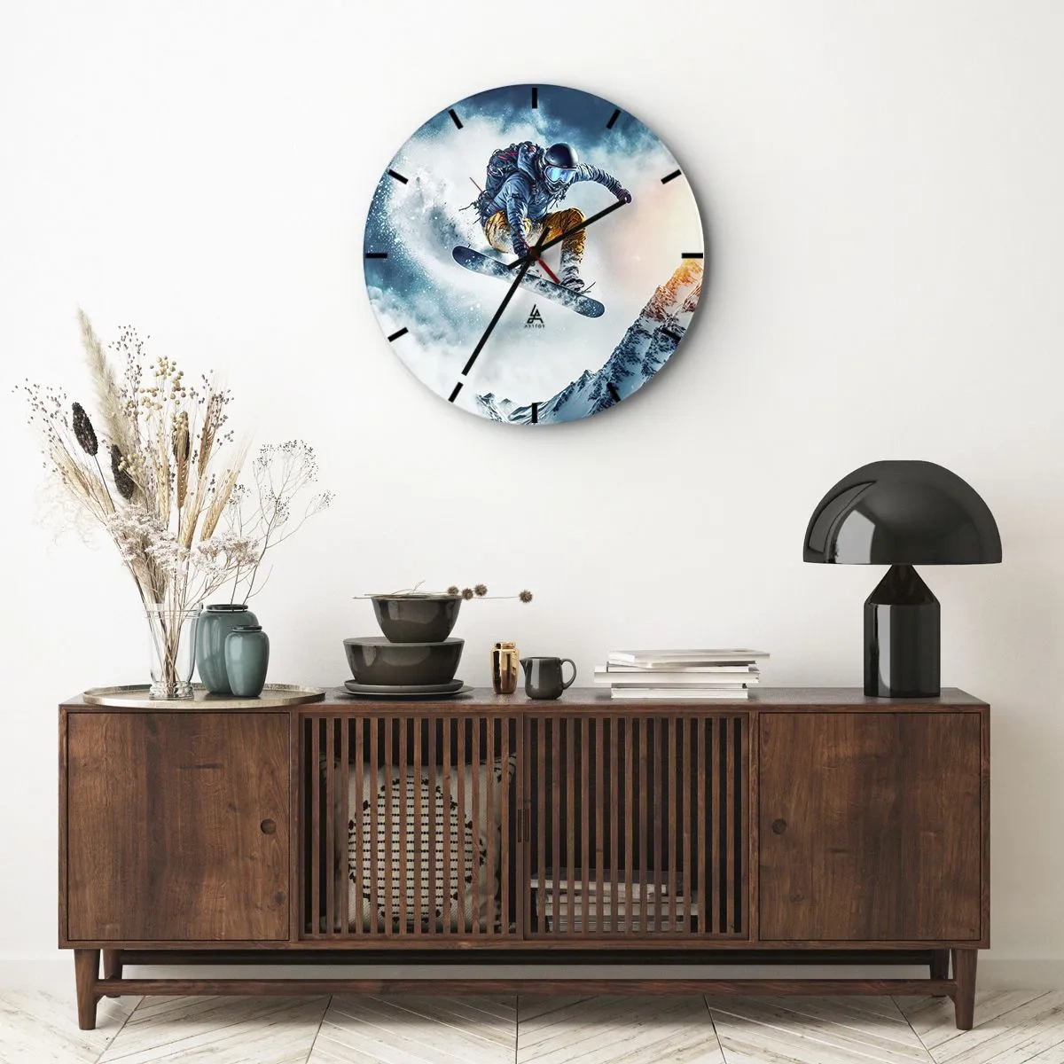 Nástenné hodiny - Snowboardista za letu na pozadí hôr a snehovej búrky - 30x30cm - Extrémne emócie - Moderná nástenná dekorácia do obývacej izby, kuchyne a spálne ARTTOR