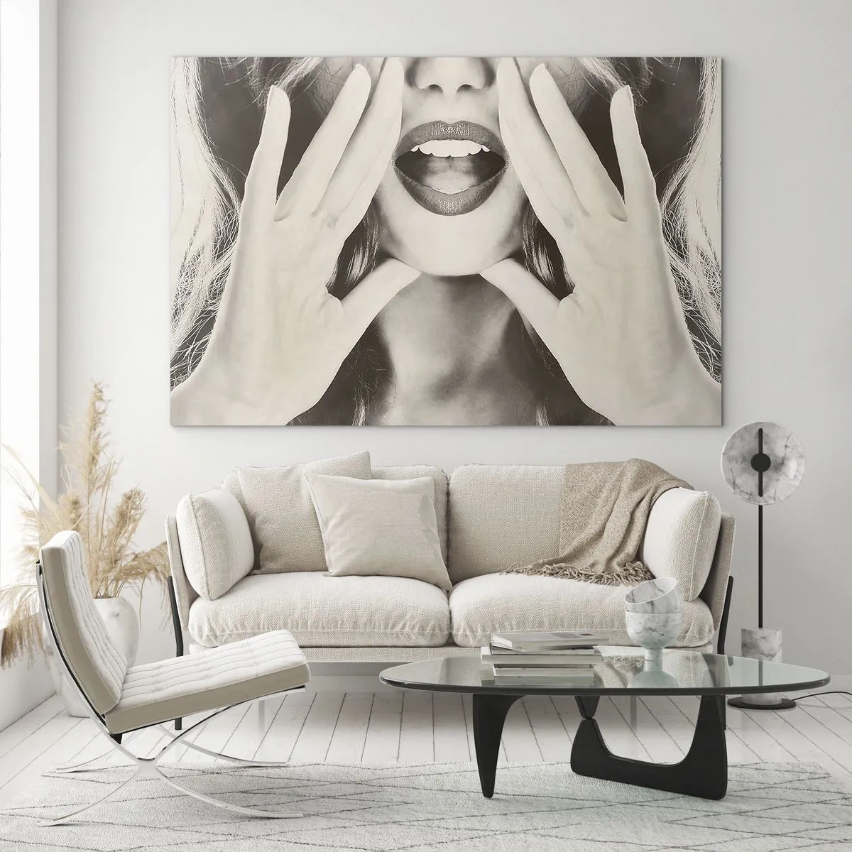 Obraz na skle - Žena s rúžom na perách a rukami na tvári - 70x50cm - Už idem! - Moderná nástenná dekorácia do obývacej izby a spálne ARTTOR