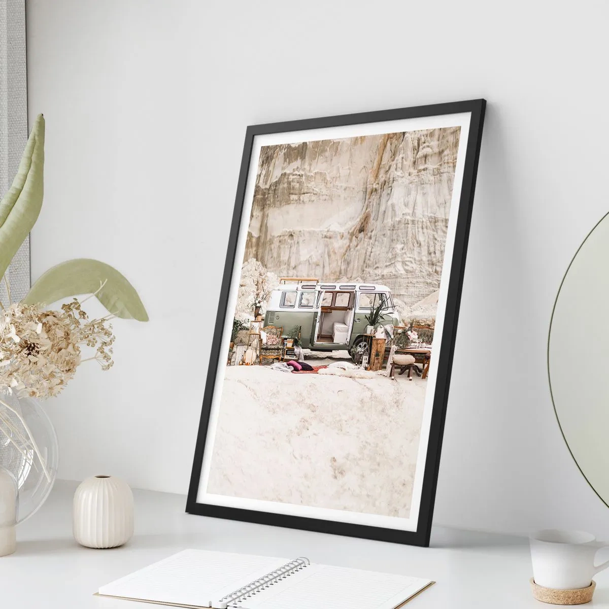 Plagát v čiernom ráme - Retro dodávka kempujúca v púštnom prostredí s rustikálnymi prvkami - 50x70cm - Cesta práve začína - Moderná nástenná dekorácia do obývacej izby a spálne ARTTOR