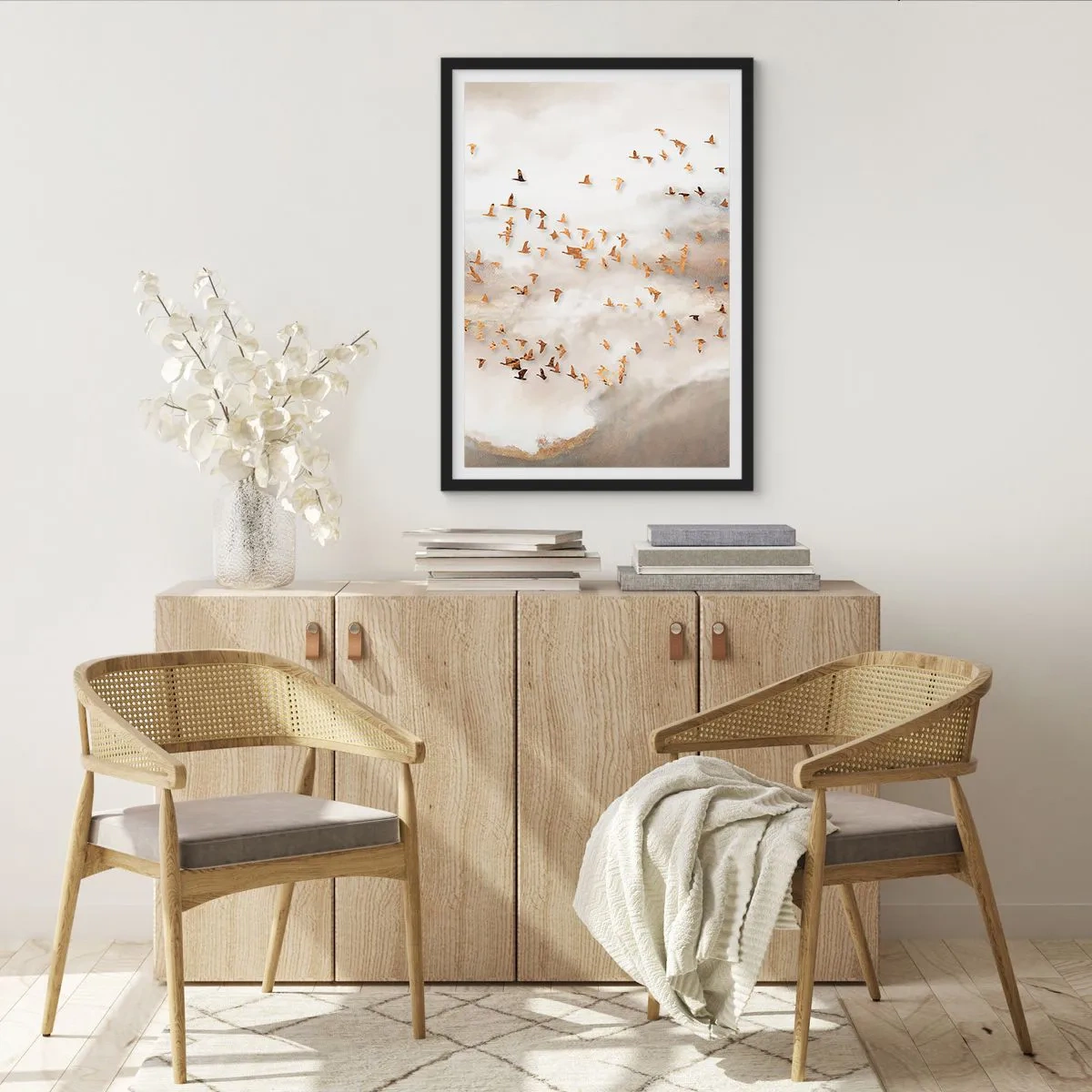 Plagát v čiernom ráme - Kŕdeľ vtákov sa vznáša medzi hmlistými oblakmi - 50x70cm - Už je čas... - Moderná nástenná dekorácia do obývacej izby a spálne ARTTOR